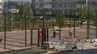 В Губкинском заканчивают строительство спортивной площадки