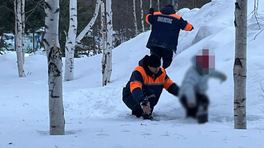 В Надыме спасатели вытащили ребенка из снежного плена 