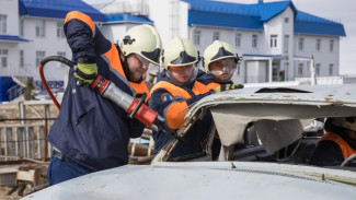 В Салехарде отработали алгоритм спасения людей из горящих автомобилей