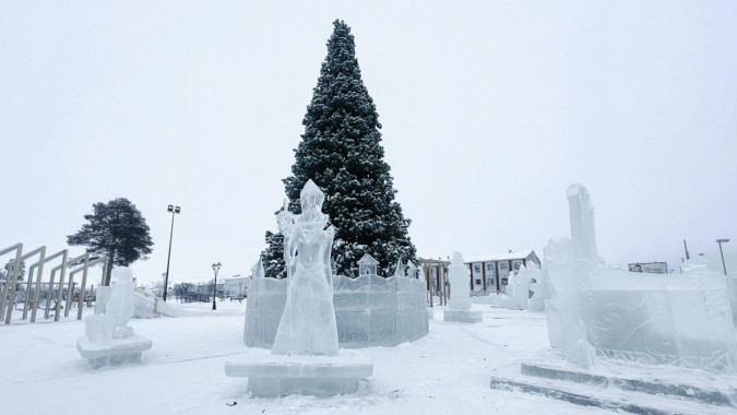 «Зимняя сказка» и «Остров сокровищ»: на Ямале начали возводить ледовые городки