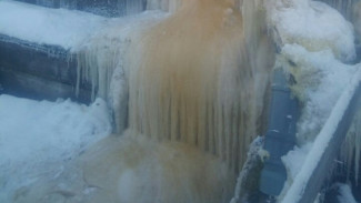 Один из домов Лабытнанги покрылся ледяными нечистотами
