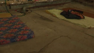 Опасное соседство: один из жилых домов Губкинского облюбовали бездомные-преступники