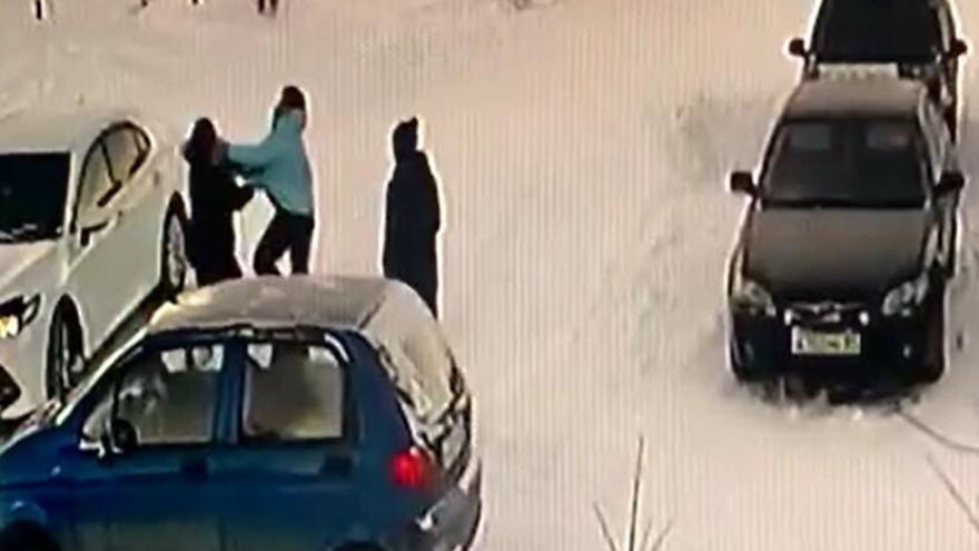 В Ноябрьске на видео попала драка двух женщин-автомобилисток из-за мелкого ДТП 