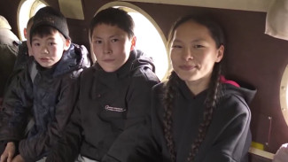 Тундра, дети, вертолет: как юных кочевников Ямала доставляют к знаниям