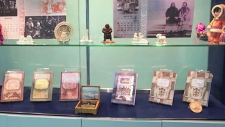 В Тюменской облдуме торжественно открыли выставку, посвящённую 90-летию Ямала и Югры