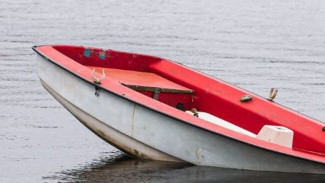 Спасатели помогли ямальцу, перевернувшемуся на лодке
