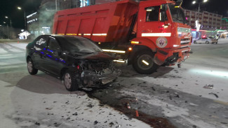 В центре Салехарда произошло страшное ДТП: грузовик снес легковушку