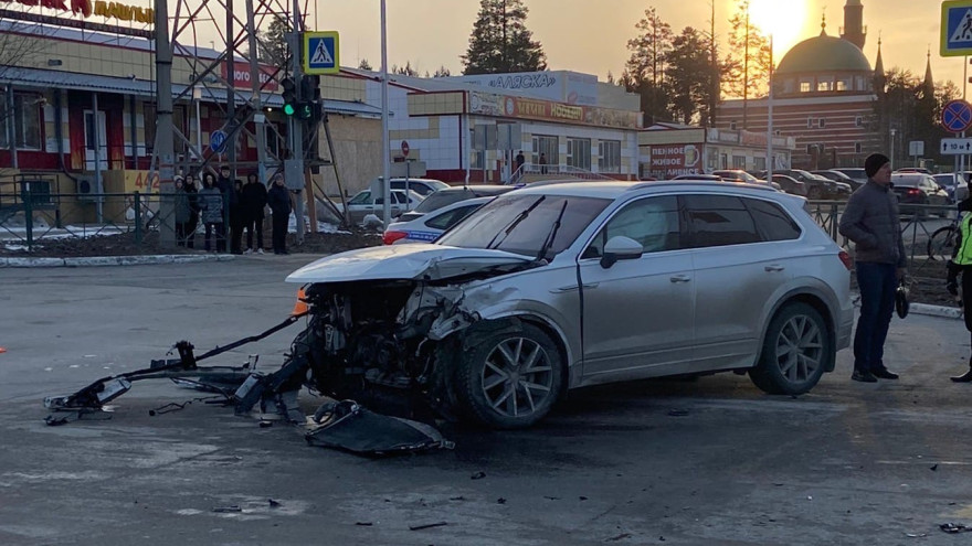 Ушибы и ссадины: пассажир легковушки пострадал в серьезном ДТП в Ноябрьске
