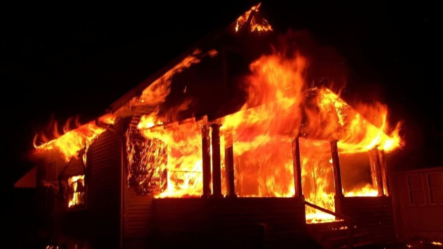 На Ямале сгорел частный жилой дом