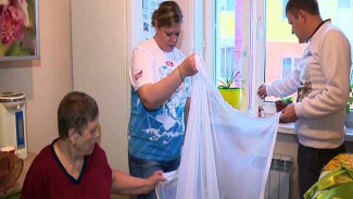 Визит с заботой в «Щедрый вторник»: волонтёры Тазовского помогают пенсионерам по хозяйству