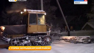 Горковские коммунальщики соорудили волокушу, которая эффективно сметает снег с дороги