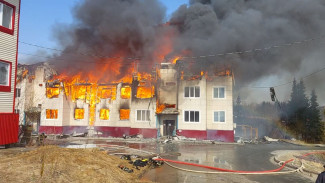 В Аксарке горит жилой дом в микрорайоне Юбилейный