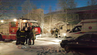 При пожаре в Ноябрьске пострадала женщина: дознаватели выясняют причины возгорания (ВИДЕО)