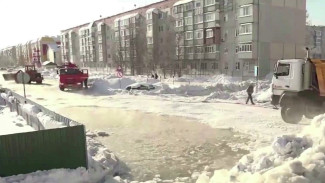 Масштабный порыв водовода в Ноябрьске привел к подтоплению жилых домов 