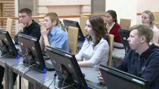 Ямальских студентов проверили на знание Конституции РФ. Лучший пройдет стажировку в департаменте