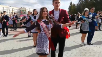 В Ноябрьске прошёл танцевальный флешмоб «Школьный вальс»