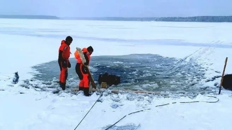 В Тазовском районе двое мужчин провалились под лёд на снегоходе