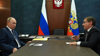 Владимир Путин провёл рабочую встречу с полпредом большого Урала Владимиром Якушевым в Магнитогорске