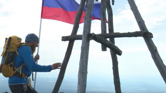 Ямальцы установили установили российский триколор на вершине Полярного Урала 