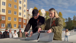 В Салехарде на площади Победы заложили капсулы с фронтовой землей