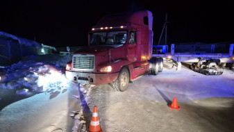 В Надыме водитель снегохода попал в больницу после столкновения с грузовиком