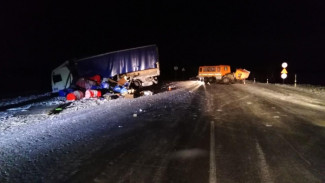 На Ямале столкнулись два грузовика - один пассажир травмирован