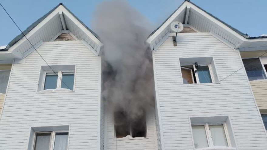 В Муравленко пожарные эвакуировали ребёнка из горящего подъезда