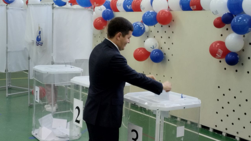 Дмитрий Артюхов в числе первых принял участие в голосовании 