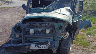 На Ямале «УАЗ» влетел в бетонный столб: пострадал водитель