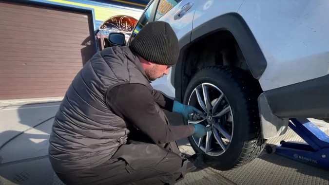Надымские водители начали менять резину перед первыми снегопадами