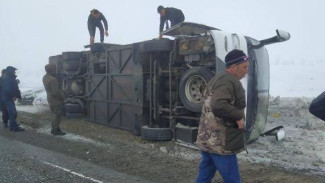 На трассе вблизи Ноябрьска перевернулся вахтовый автобус 