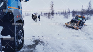На Ямале около двух десятков большегрузов попали в снежный плен 