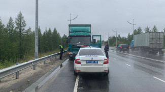 Новоуренгоец заперся в грузовике после неудачной попытки скрыться с места ДТП 