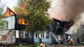 В Ноябрьске произошел пожар в двухэтажной «деревяшке» 