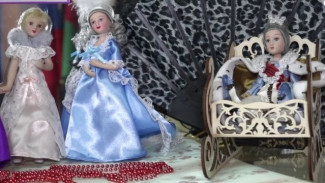Ямальские пенсионеры представили в Тюмени уникальные коллекции кукол и камней