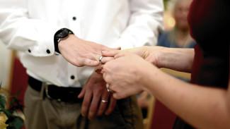 В России разрешили регистрировать браки на дому и в больницах 
