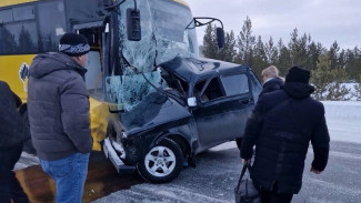 Трагедия на трассе Сургут - Салехард: два человека погибли в результате столкновения «ВАЗа» с автобусом
