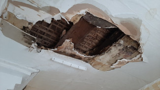 У жительницы Салехарда дома обвалился потолок 