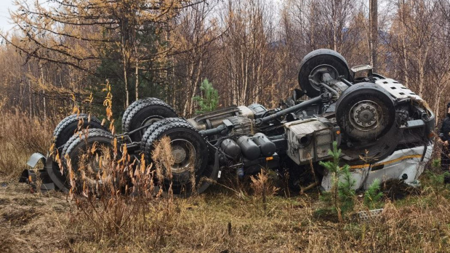 На трассе Сургут - Салехард водитель грузовика погиб в ДТП