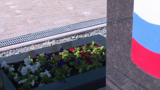 Сегодня на "Аллее Славы" в Салехарде впервые посадили цветы