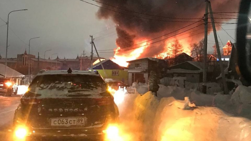 В Салехарде в пожаре сгорели жилой дом и постройки общей площадью 300 кв. метров