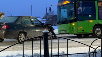 В Салехарде легковушка столкнулась с пассажирским автобусом 