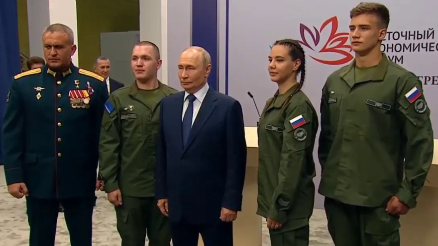 Ямалец Кирилл Хичин встретился с Владимиром Путиным на ВЭФ-2026