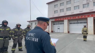 Душ из пожарных стволов: как провожают на пенсию пожарных