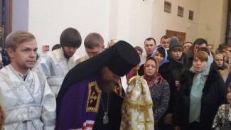 Православные верующие отмечают Рождество Христово: в храмах Ямала начались праздничные богослужения