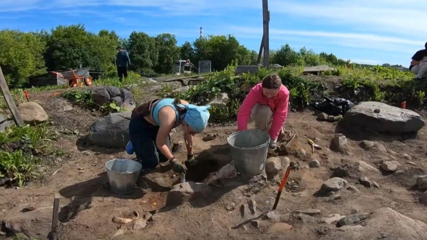 Археологи нашли средневековый могильник под сгоревшей церковью в Карелии