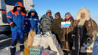 Газовики передали семьям оленеводов Ямала топливо и продукты