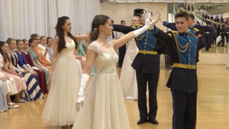 Кружились в танце: в Петрозаводском кадетском училище прошел традиционный бал 