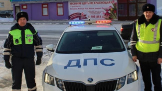 В Надымском районе инспекторы ГИБДД помогли мужчине с инсультом 