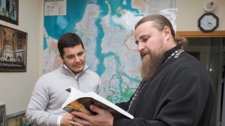 В Рождественский сочельник Дмитрий Артюхов встретился с архиепископом Салехардским и Ново-Уренгойским